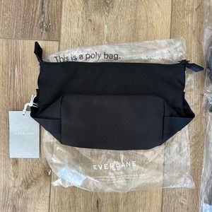 Everlane The Renew Transit Catch-All Case in black